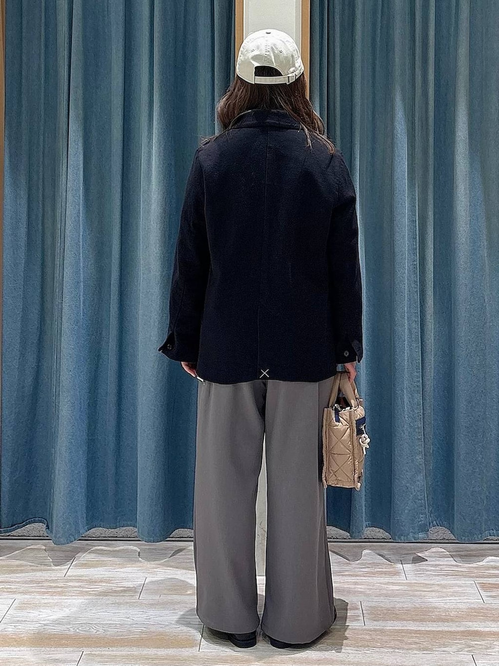 ベージュ系のショルダーバッグ、ホワイト系のTシャツ/カットソー、ブラック系のローファーを着用したレディースの春コーディネートの3枚目の写真