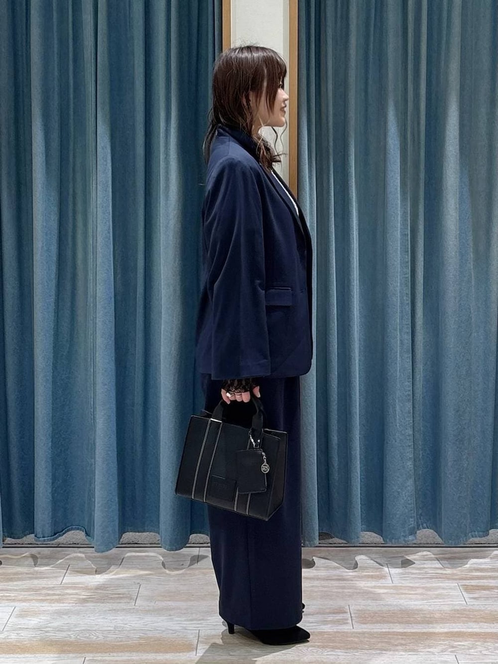 その他のパンプス、ブラック系のTシャツ/カットソー、ブルー系のテーラードジャケットを着用したレディースの冬コーディネートの2枚目の写真