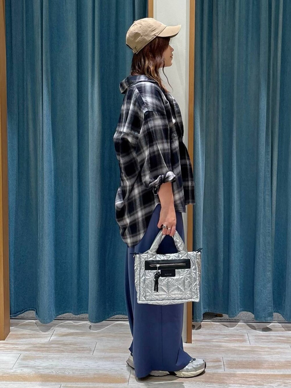 ホワイト系のキャミソール、シルバー系のショルダーバッグ、ブルー系のその他パンツを着用したレディースの夏コーディネートの2枚目の写真