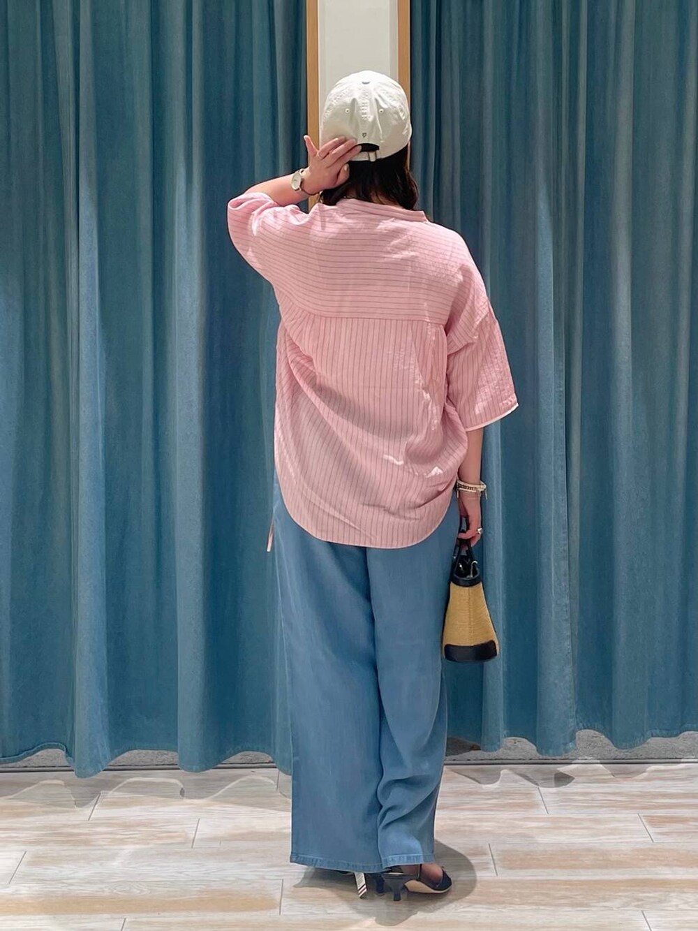 ブルー系のその他パンツ、ブラック系のショルダーバッグ、ブラック系のサンダルを着用したレディースの春コーディネートの3枚目の写真
