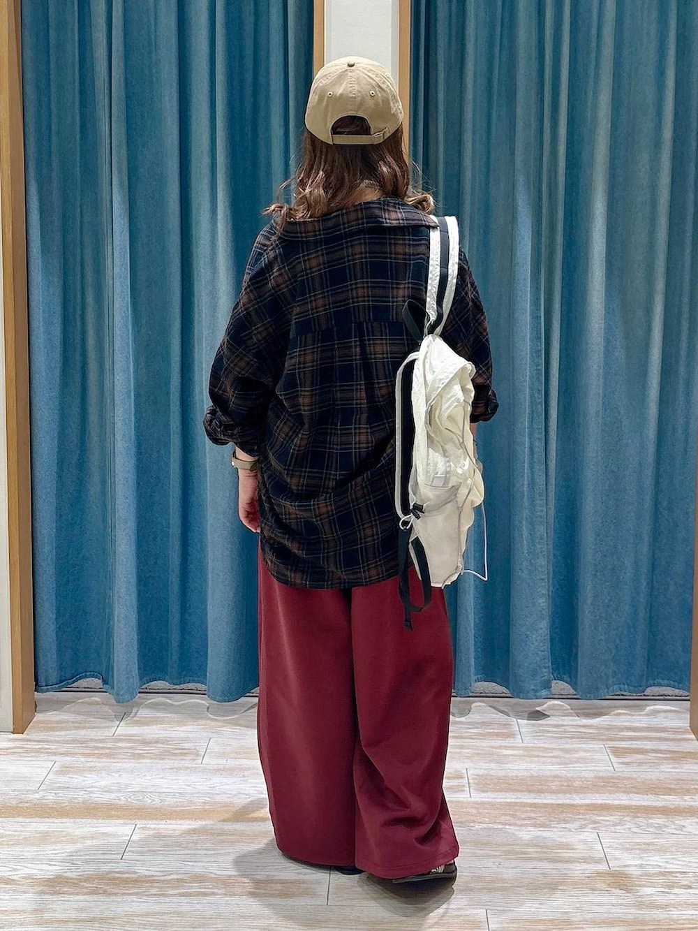 レッド系のスウェットパンツ、ホワイト系のバックパック/リュック、その他のサンダルを着用したレディースの夏コーディネートの3枚目の写真