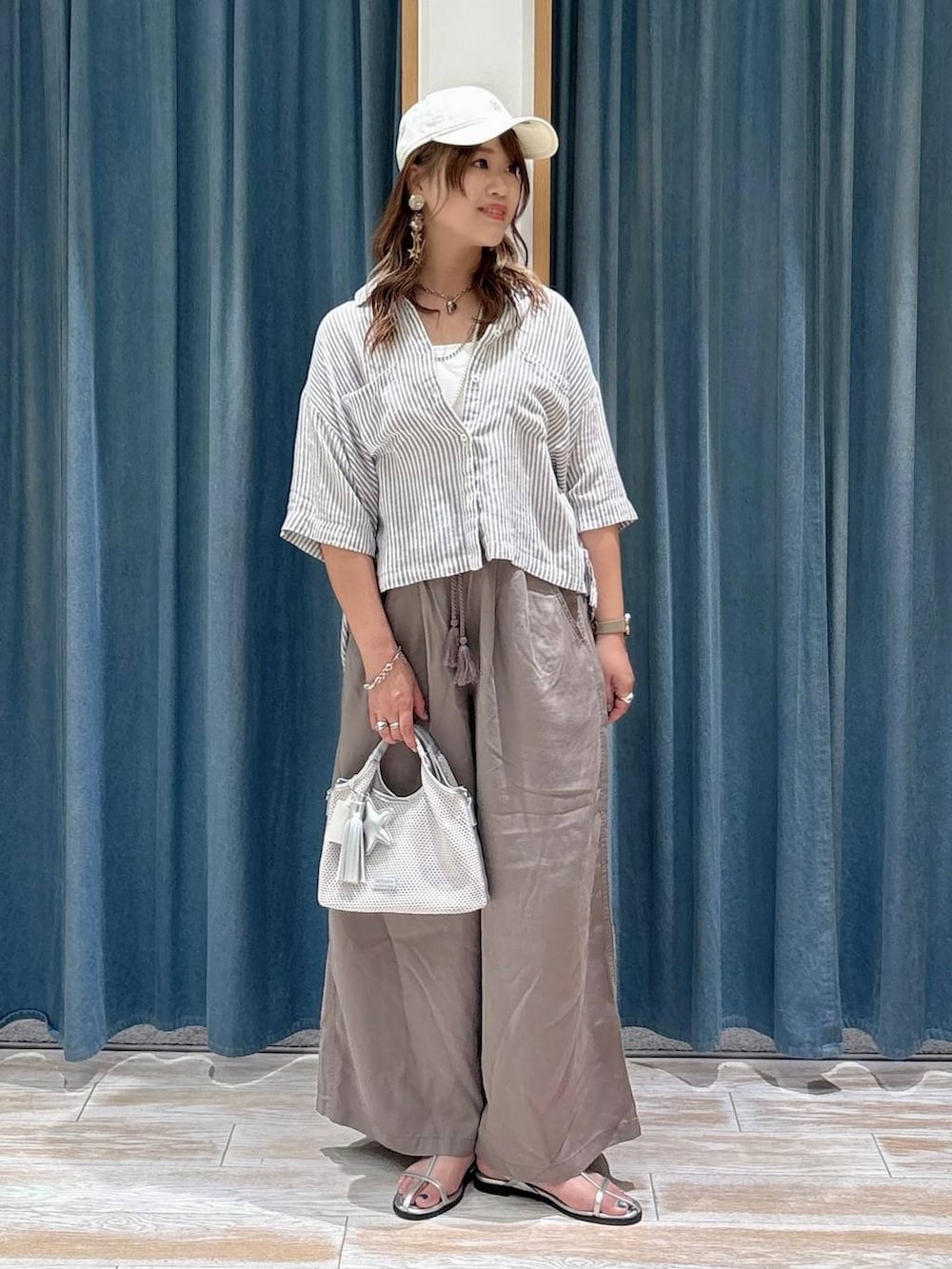 ブラウン系のその他パンツ、グレー系のショルダーバッグ、グレー系のシャツ/ブラウスを着用したレディースの夏コーディネートの3枚目の写真
