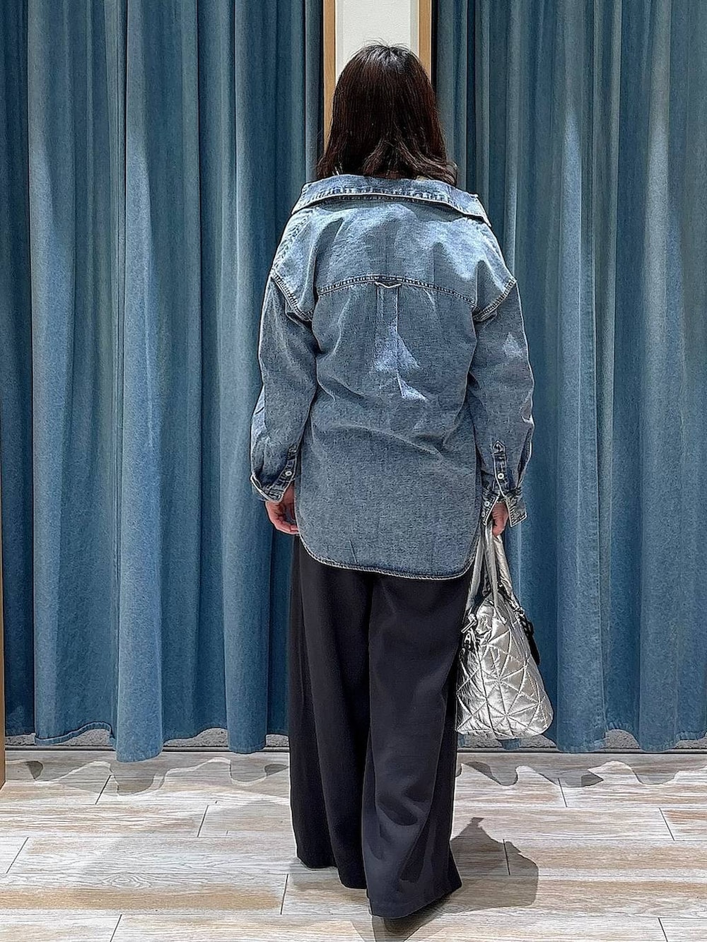 イエロー系のシャツ/ブラウス、ブラック系のローファー、ブルー系のシャツ/ブラウスを着用したレディースの春コーディネートの3枚目の写真