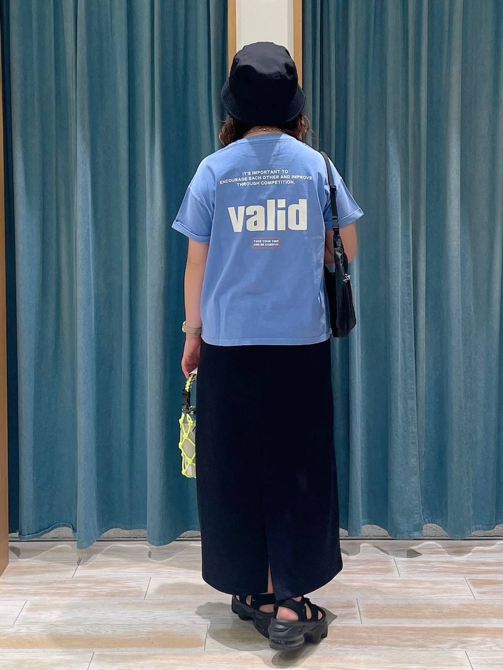 ブルー系のTシャツ/カットソー、ブラック系のショルダーバッグ、ブラック系のスカートを着用したレディースの夏コーディネートの3枚目の写真