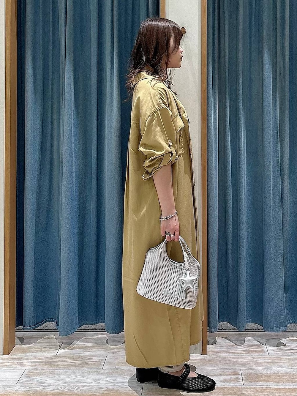 ブラック系のタンクトップ、ベージュ系のその他パンツ、グレー系のショルダーバッグを着用したレディースの春コーディネートの2枚目の写真