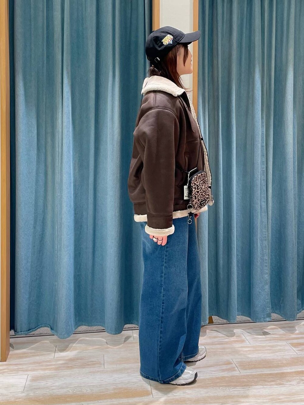 「着痩せ・細見え、差し色コーデ、体型カバー、休日コーデ、ママコーデ、女子会、ゆったり、ヘルシー、BAYFLOW、デートコーデ」｜「BAYFLOWのシングルムートンジャケット（ムートンコート、ブラウン系）」を使った、akariさん（レディース・161cm）の冬コーディネートの2枚目の写真