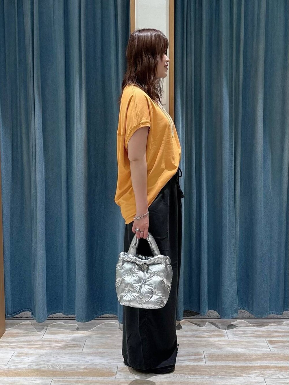 グレー系のその他パンツ、シルバー系のショルダーバッグ、ブラック系のサンダルを着用したレディースの春コーディネートの2枚目の写真