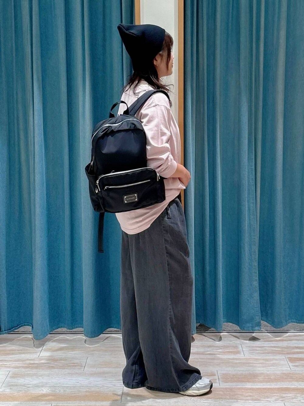 ブラック系のその他パンツ、ブラック系のバックパック/リュック、ピンク系のTシャツ/カットソーを着用したレディースの秋コーディネートの2枚目の写真