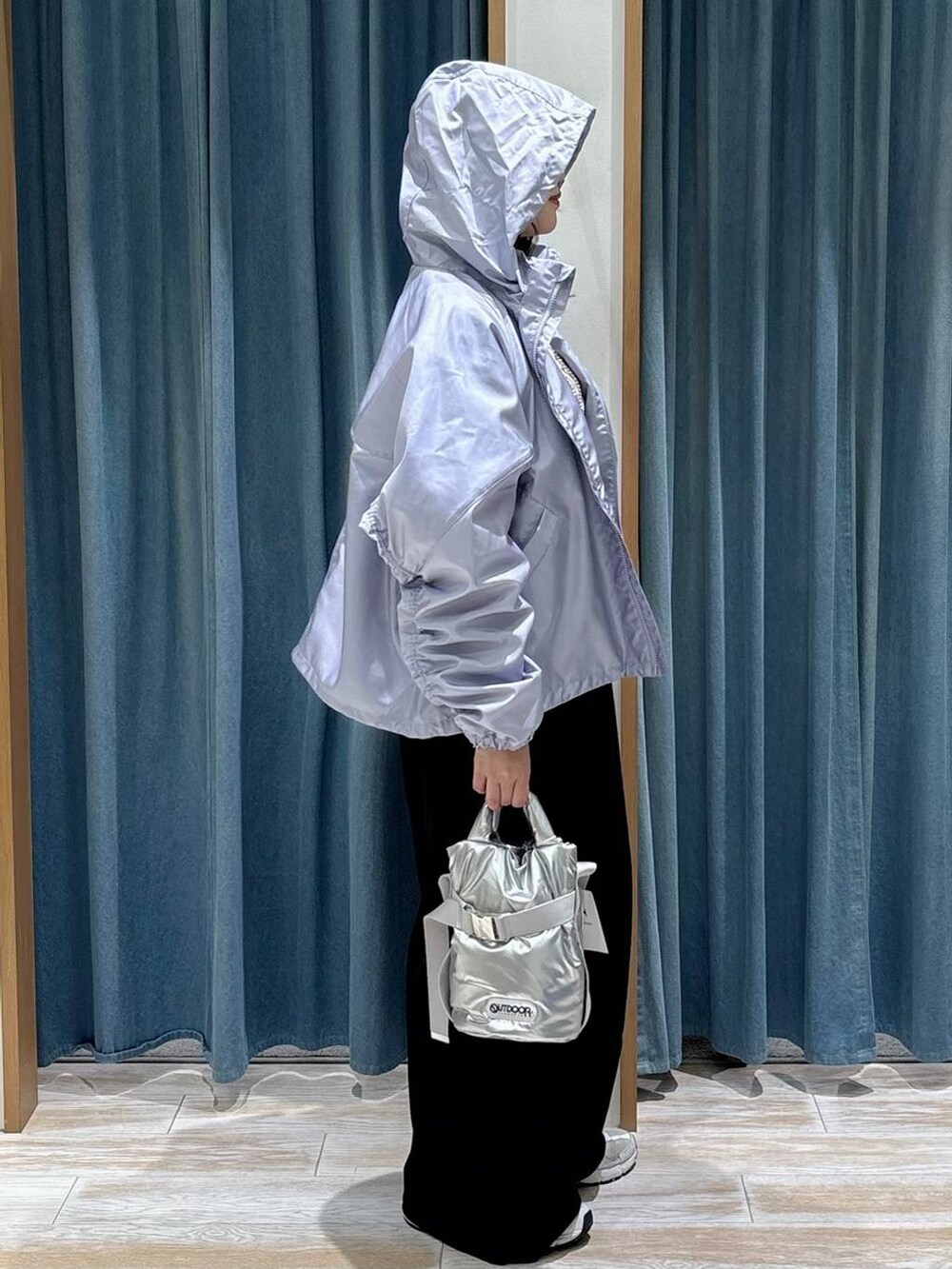 グレー系のTシャツ/カットソー、ブラック系のその他パンツ、シルバー系のショルダーバッグを着用したレディースの秋コーディネートの2枚目の写真