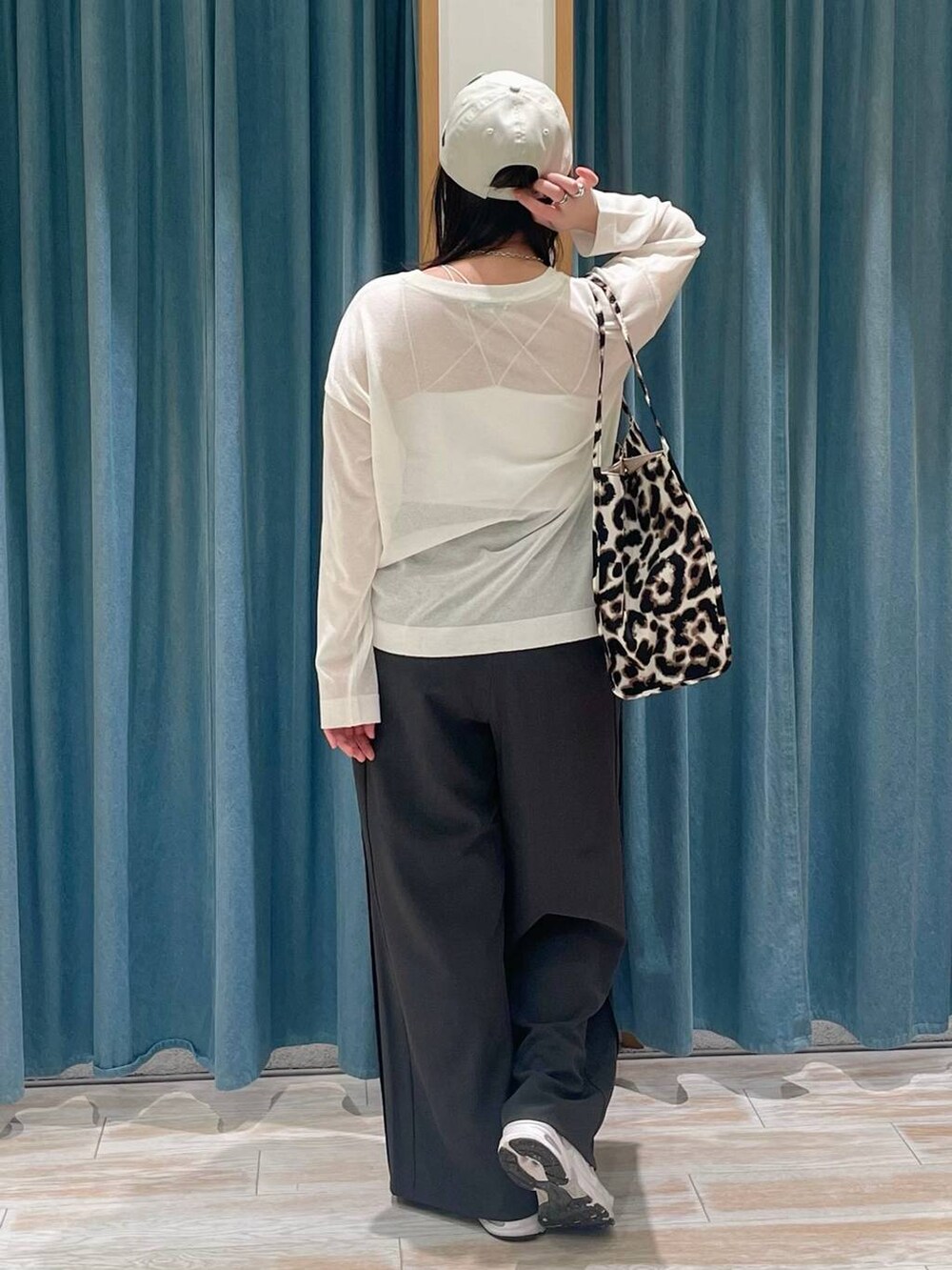 グレー系のその他パンツ、ベージュ系のトートバッグ、ホワイト系のニット/セーターを着用したレディースの春コーディネートの3枚目の写真