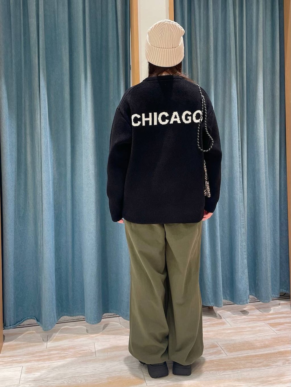 ブラック系のニット/セーター、その他のショルダーバッグ、グリーン系のその他パンツを着用したレディースの冬コーディネートの3枚目の写真