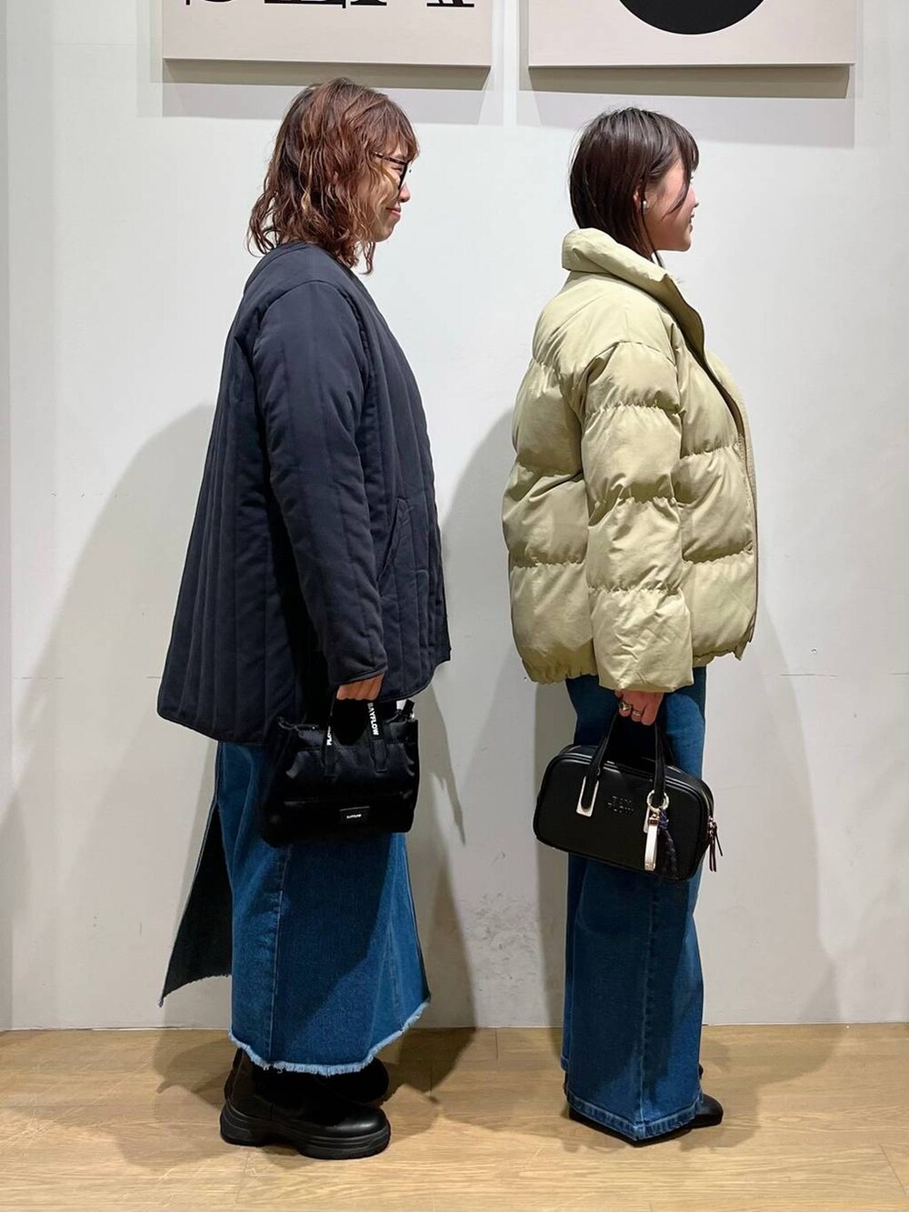 ブラック系のブーツ、レッド系のTシャツ/カットソー、パープル系のニット/セーターを着用したレディースの冬コーディネートの2枚目の写真