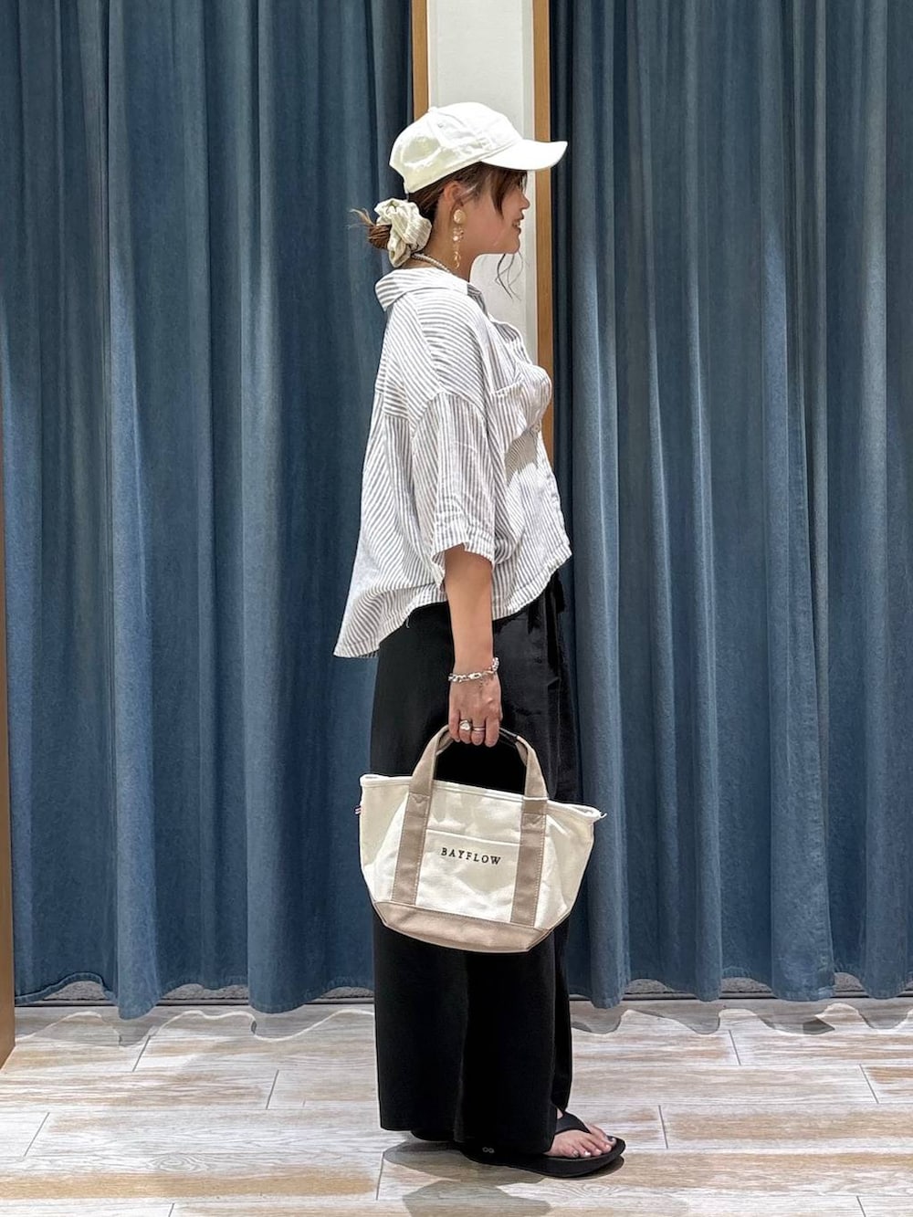 グレー系のその他パンツ、グレー系のシャツ/ブラウス、ブラック系のサンダルを着用したレディースの夏コーディネートの2枚目の写真
