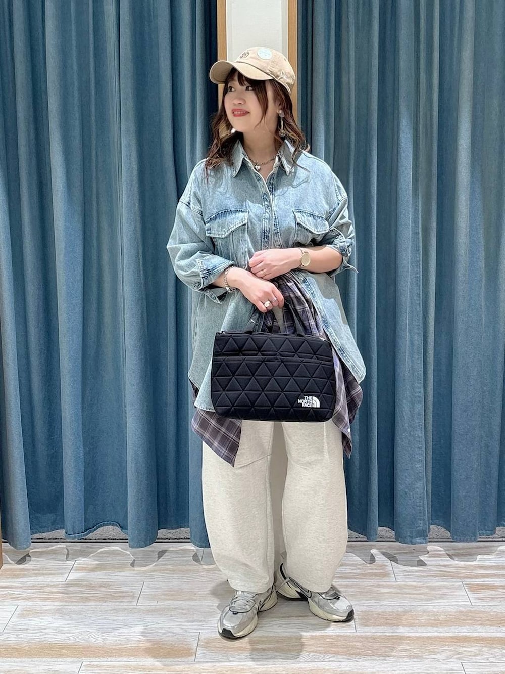 ブラック系のトートバッグ、グレー系のシャツ/ブラウス、ブルー系のシャツ/ブラウスを着用したレディースの春コーディネートの2枚目の写真