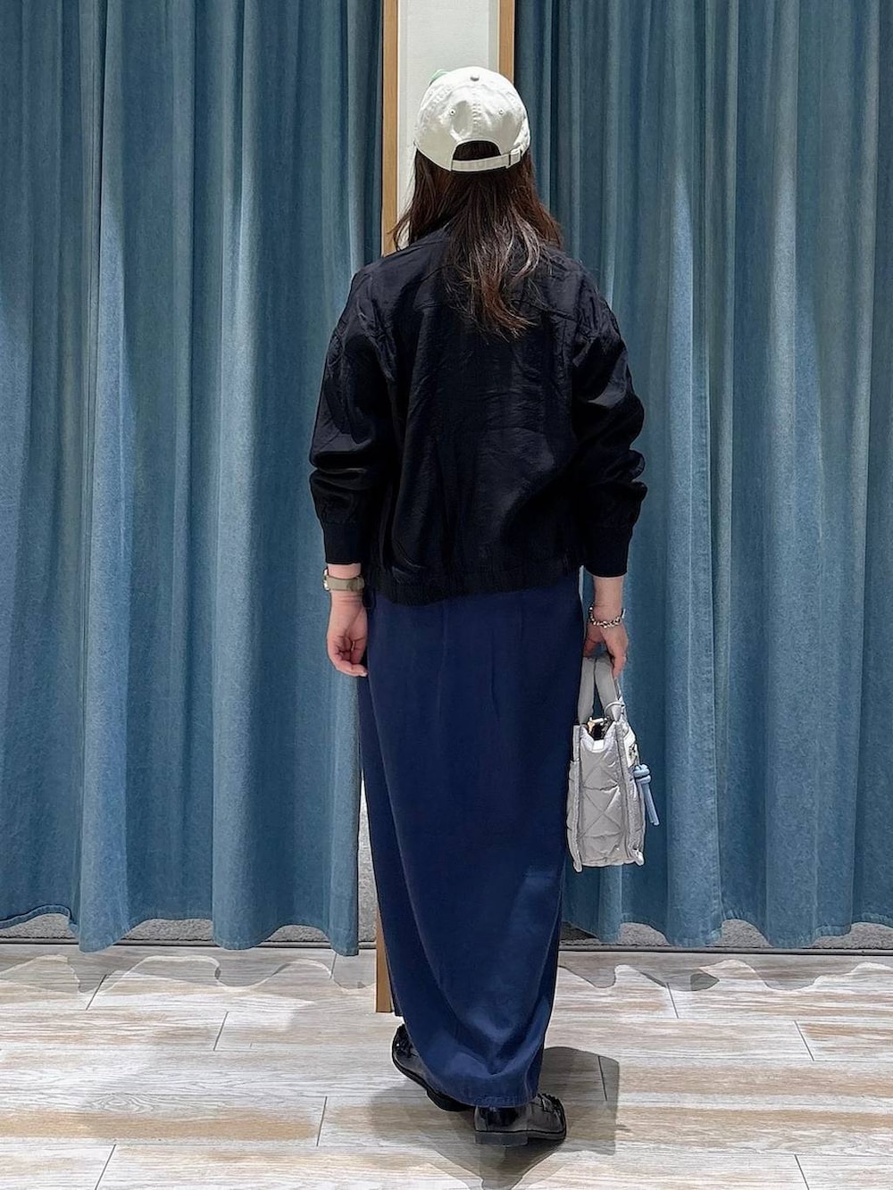 グレー系のショルダーバッグ、ブラック系のTシャツ/カットソー、ブラック系のローファーを着用したレディースの春コーディネートの3枚目の写真