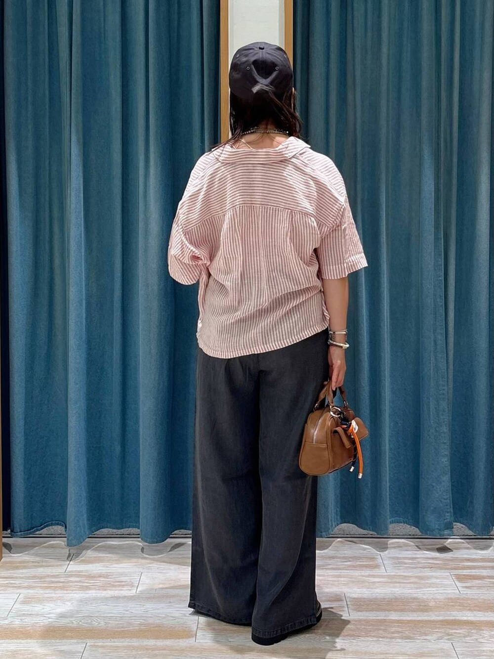 ホワイト系のキャミソール、ベージュ系のサンダル、ブラック系のその他パンツを着用したレディースの夏コーディネートの3枚目の写真