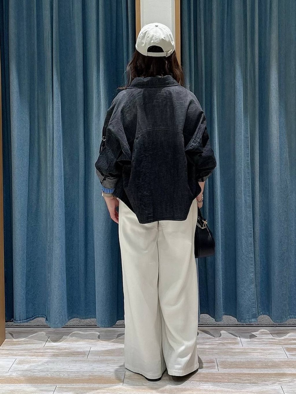 ブラック系のハンドバッグ、ブラック系のローファー、ベージュ系のその他パンツを着用したレディースの春コーディネートの3枚目の写真