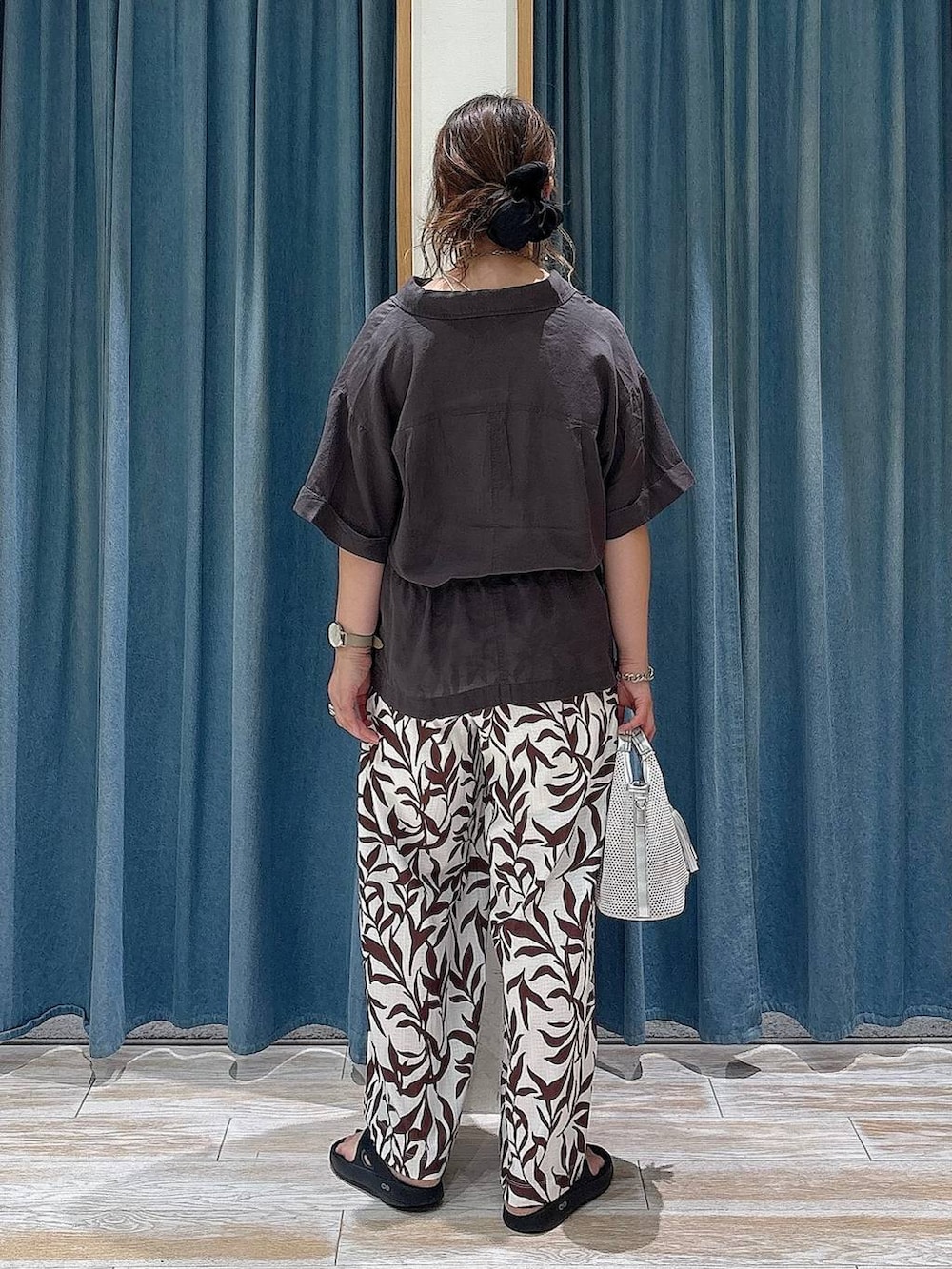 ホワイト系のその他パンツ、グレー系のショルダーバッグ、グレー系のシャツ/ブラウスを着用したレディースの夏コーディネートの3枚目の写真