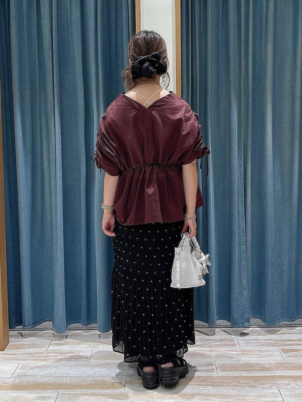 その他のスカート、ブラウン系のシャツ/ブラウス、グレー系のショルダーバッグを着用したレディースの夏コーディネートの3枚目の写真