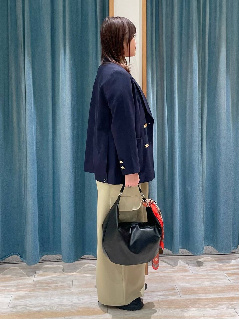 ブルー系のテーラードジャケット、ベージュ系のその他パンツ、その他のローファーを着用したレディースの冬コーディネートの2枚目の写真