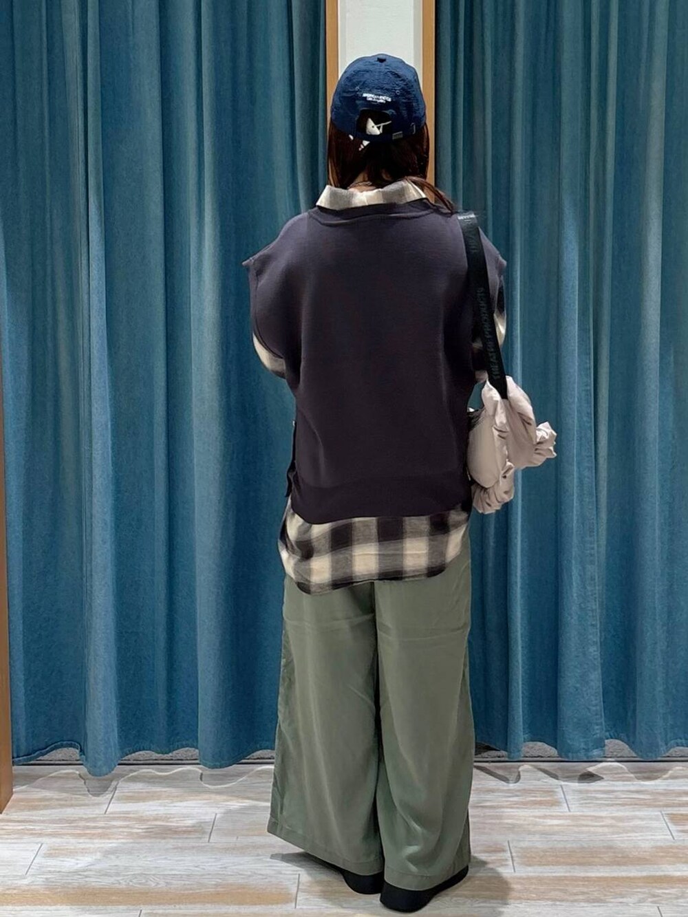 グリーン系のその他パンツ、ベージュ系のシャツ/ブラウス、ブラック系のサンダルを着用したレディースの夏コーディネートの3枚目の写真