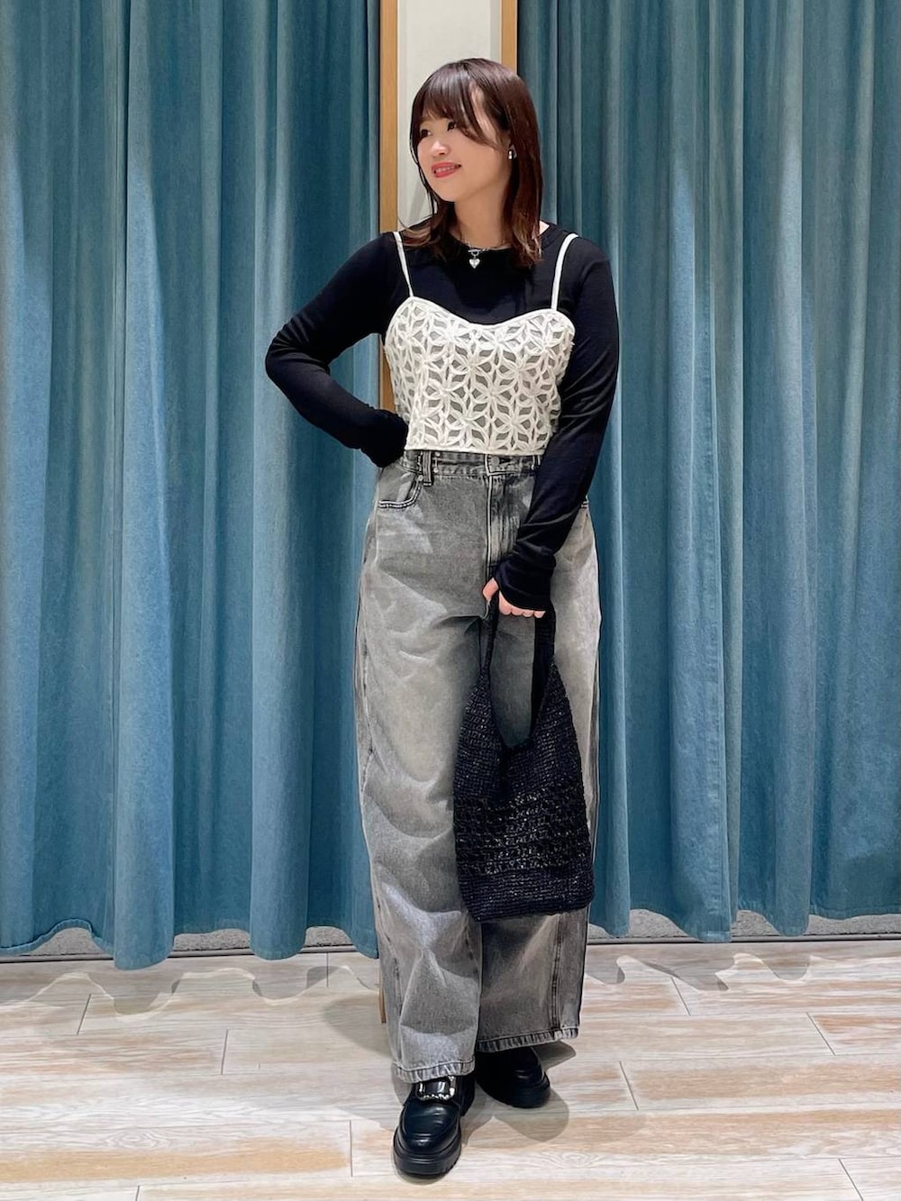 ブラック系のTシャツ/カットソー、グレー系のデニムパンツ、その他のローファーを着用したレディースの冬コーディネートの3枚目の写真