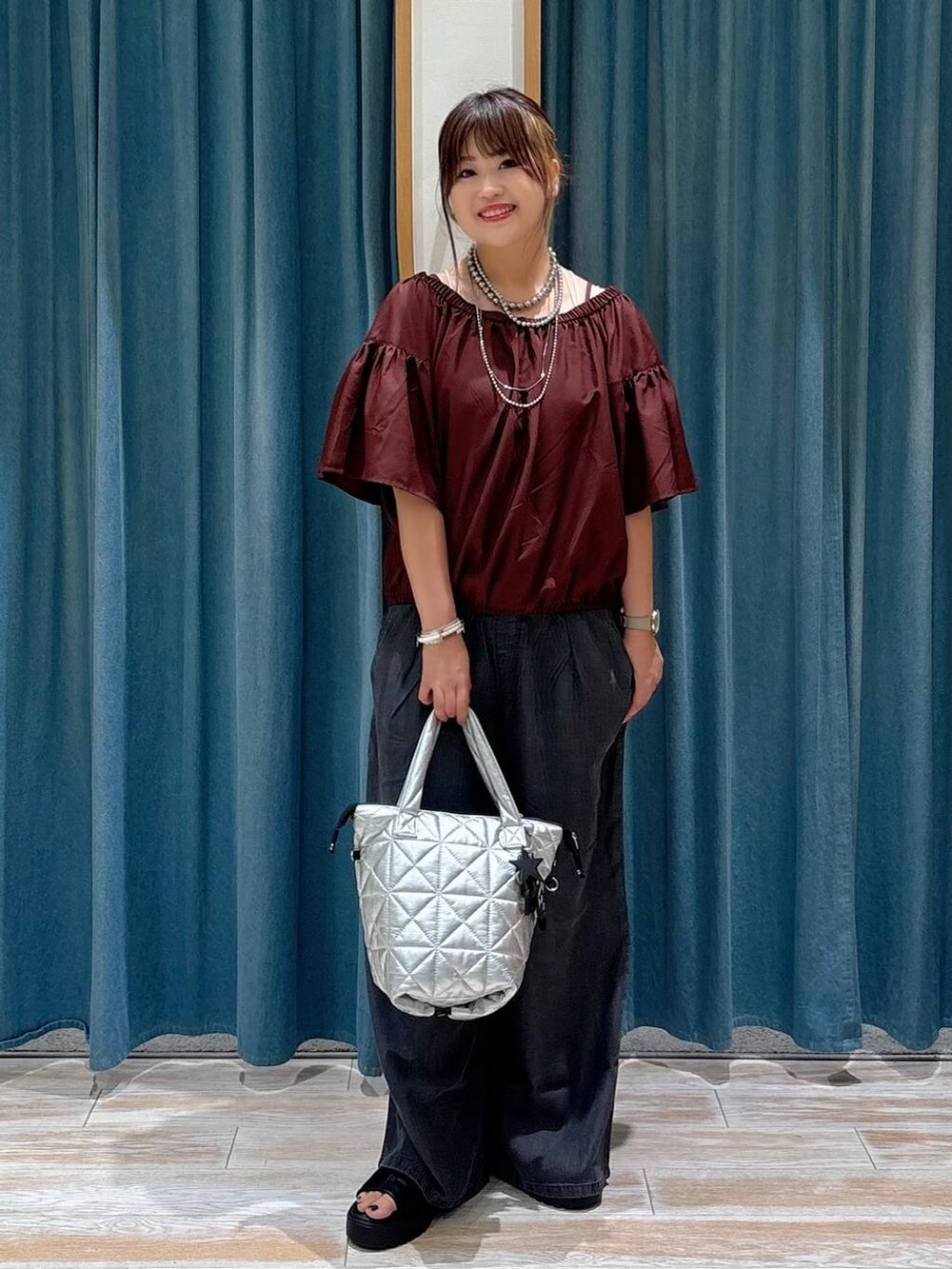 ブラック系のその他パンツ、ブラウン系のシャツ/ブラウス、ブラック系のサンダルを着用したレディースの夏コーディネートの4枚目の写真