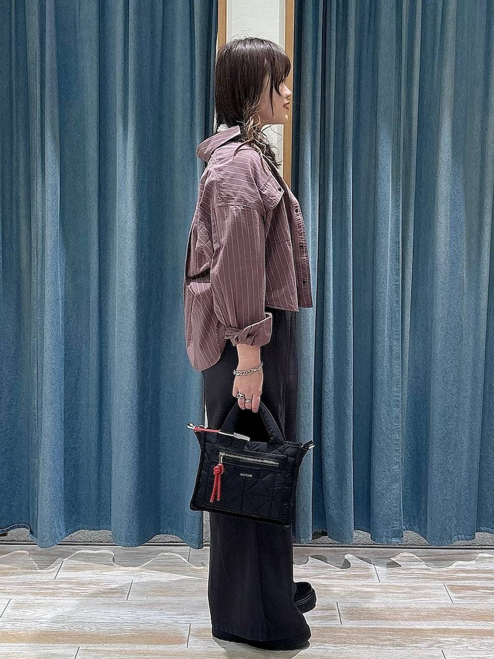 ブラック系のショルダーバッグ、ブラック系のブーツ、ブラウン系のシャツ/ブラウスを着用したレディースの冬コーディネートの2枚目の写真