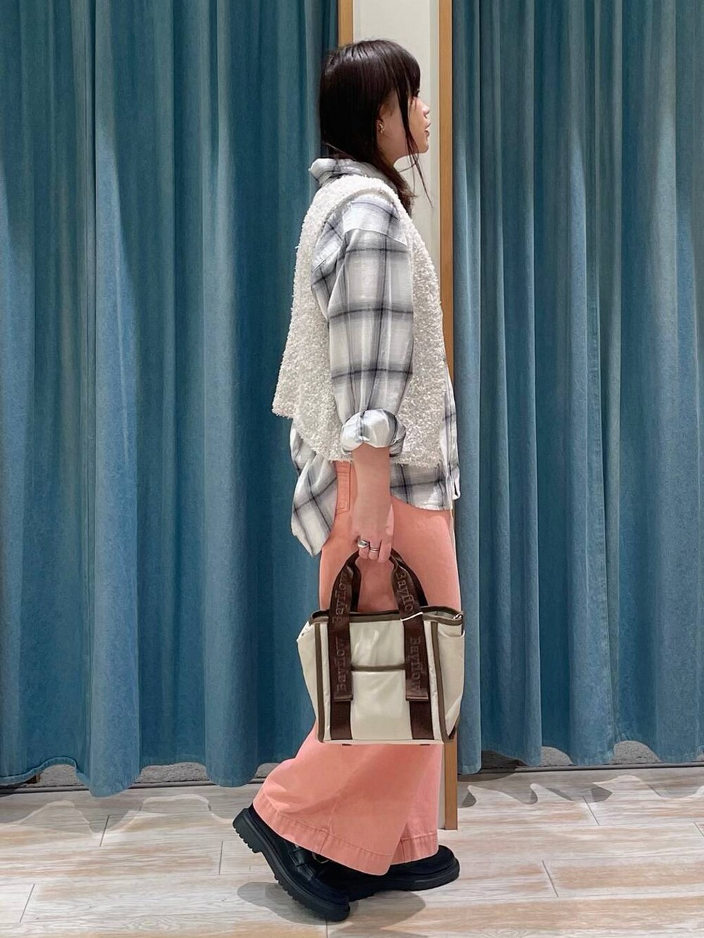 その他のローファー、ベージュ系のトートバッグ、ピンク系のデニムパンツを着用したレディースの冬コーディネートの2枚目の写真