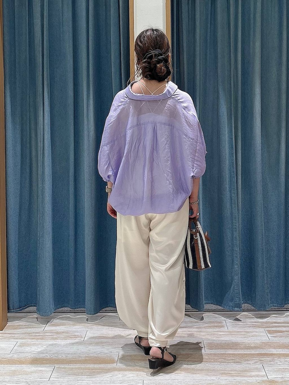 ベージュ系のその他パンツ、ブルー系のショルダーバッグ、ブラック系のサンダルを着用したレディースの夏コーディネートの3枚目の写真