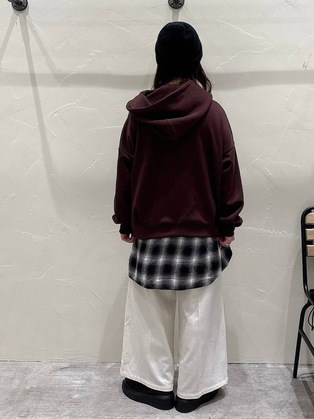 ベージュ系のその他パンツ、ブラック系のブーツ、ブラウン系のパーカーを着用したレディースの冬コーディネートの3枚目の写真