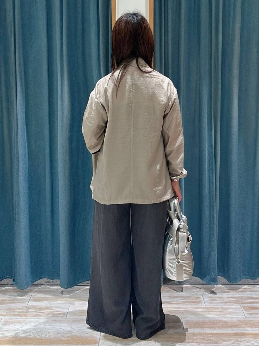 ブラック系のその他パンツ、シルバー系のトートバッグ、ブラック系のローファーを着用したレディースの夏コーディネートの3枚目の写真