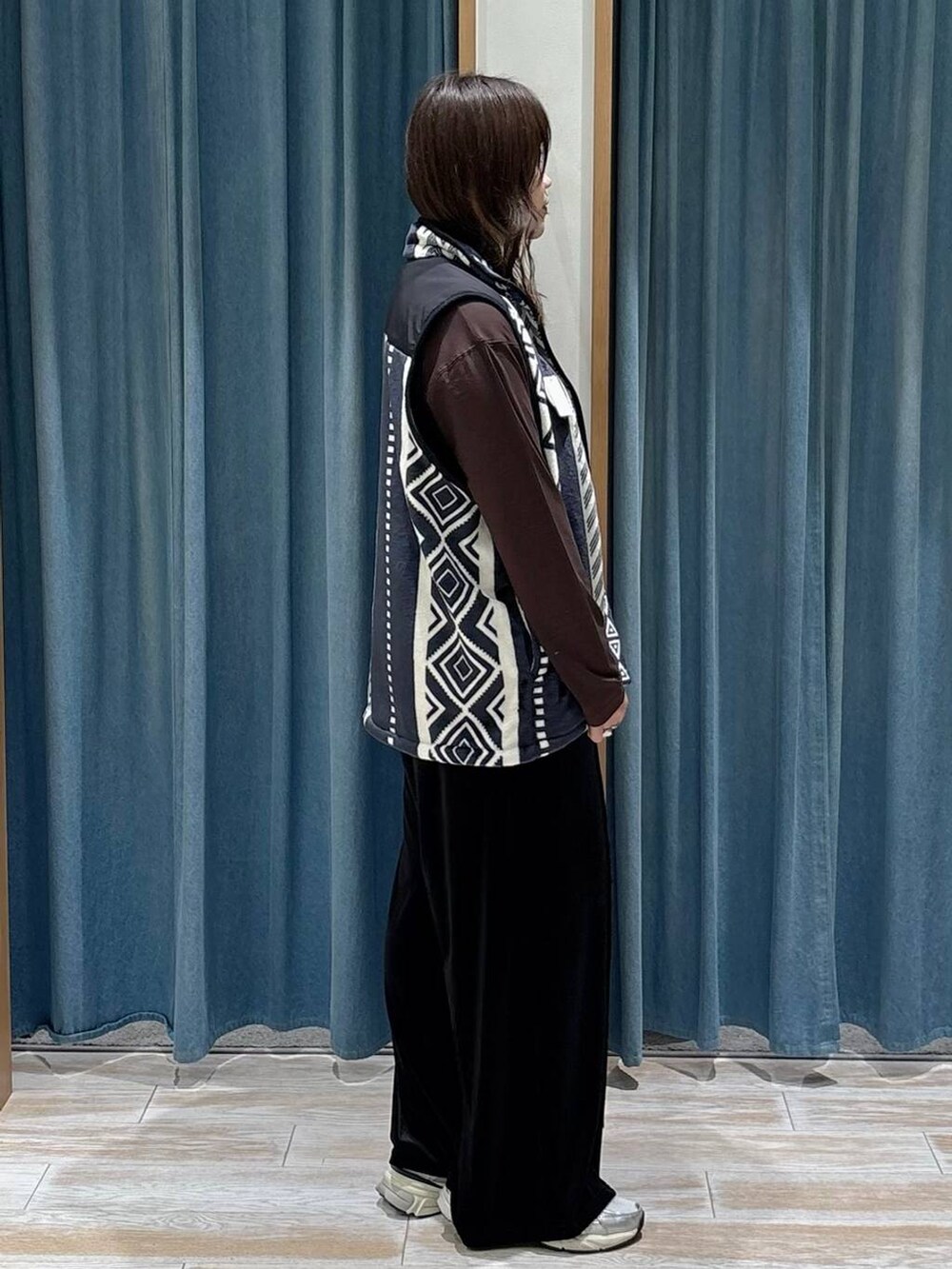 ブラウン系のTシャツ/カットソー、ブラック系のその他パンツ、ブラック系のブランケットを着用したレディースの秋コーディネートの2枚目の写真