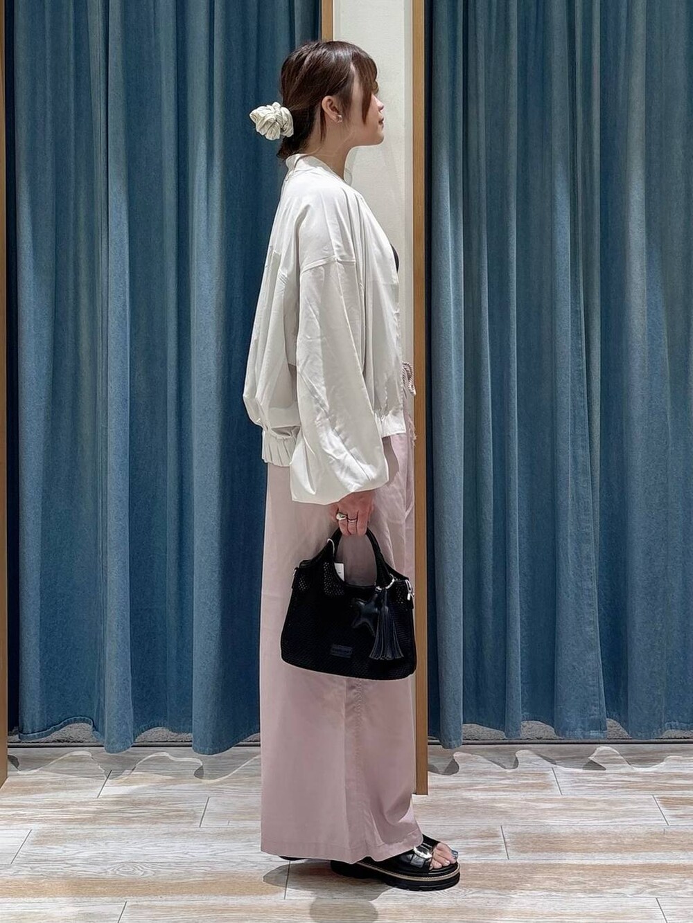 パープル系のその他パンツ、ブラック系のショルダーバッグ、ブラック系のサンダルを着用したレディースの春コーディネートの2枚目の写真