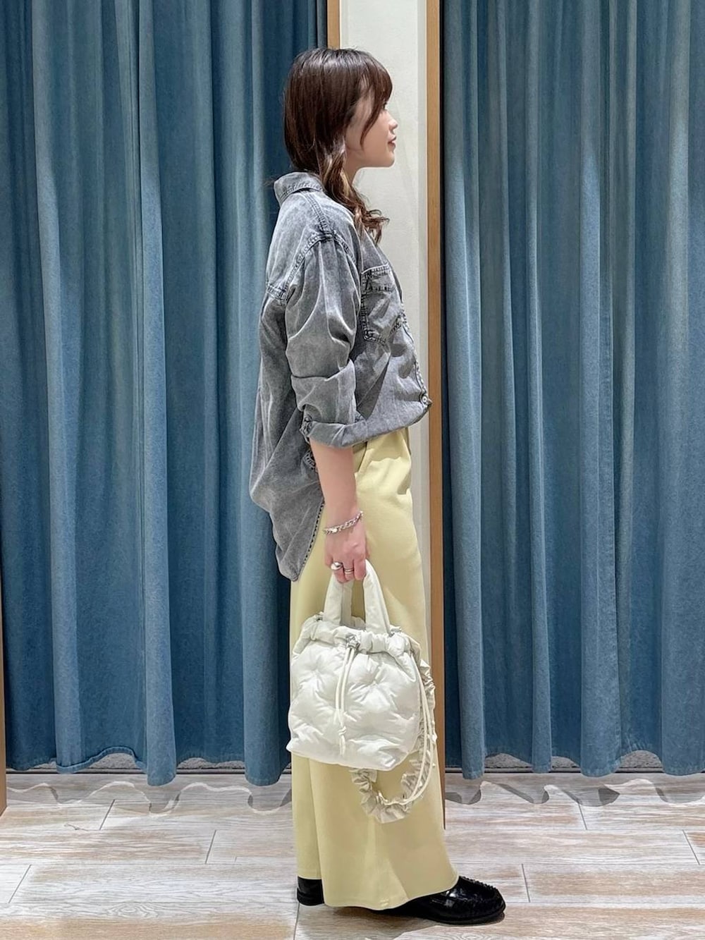 グレー系のシャツ/ブラウス、ホワイト系のショルダーバッグ、イエロー系のその他パンツを着用したレディースの冬コーディネートの2枚目の写真