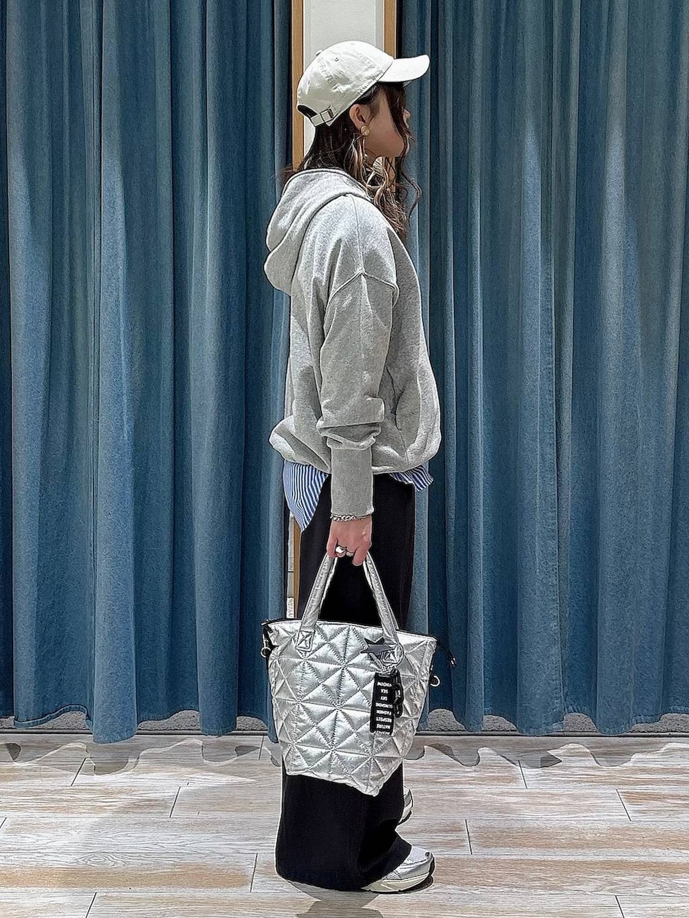 グレー系のその他パンツ、ブルー系のシャツ/ブラウス、グレー系のスウェットを着用したレディースの春コーディネートの2枚目の写真