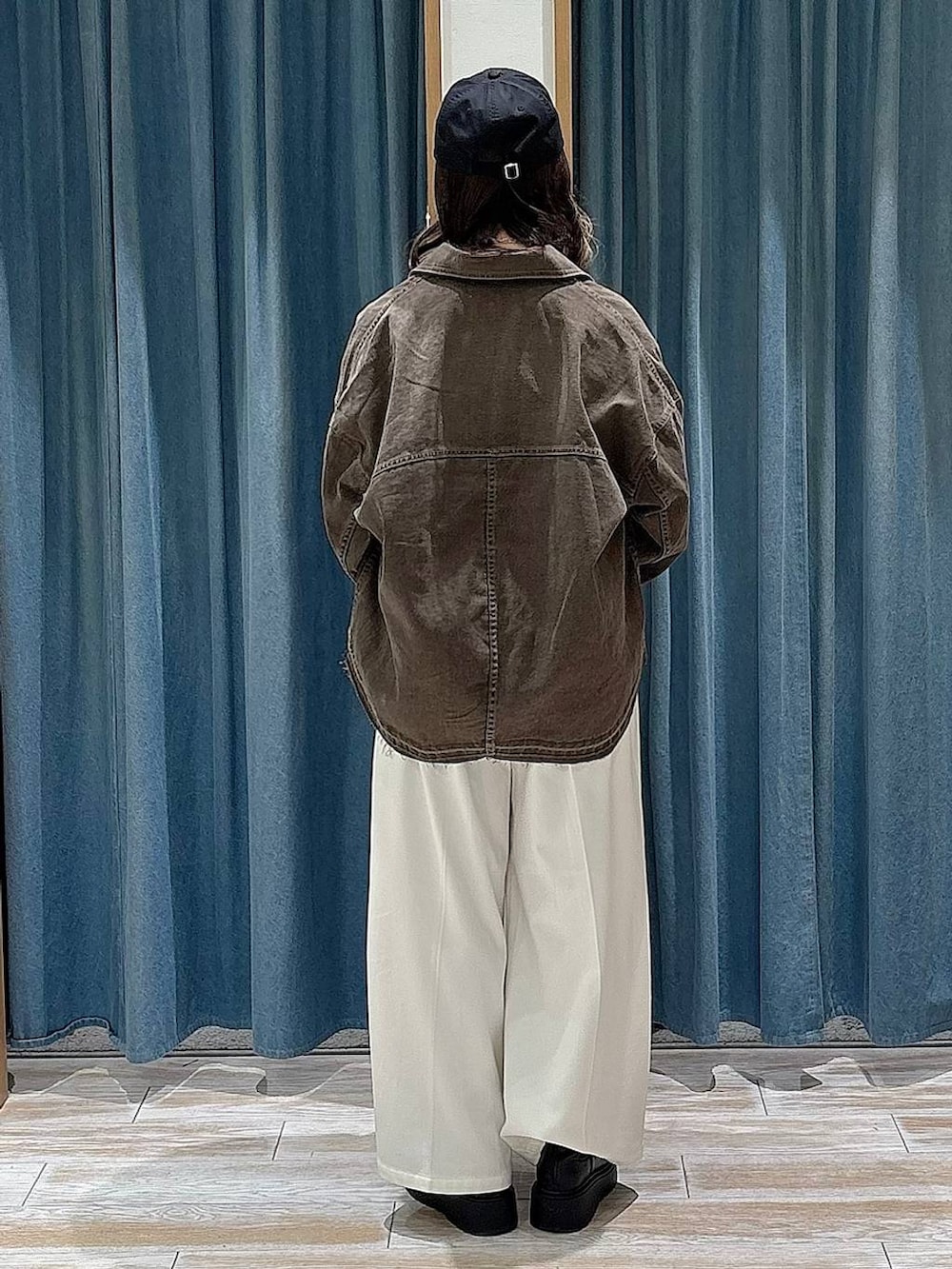 ベージュ系のその他パンツ、ブラック系のブーツ、ベージュ系のハンドバッグを着用したレディースの冬コーディネートの3枚目の写真