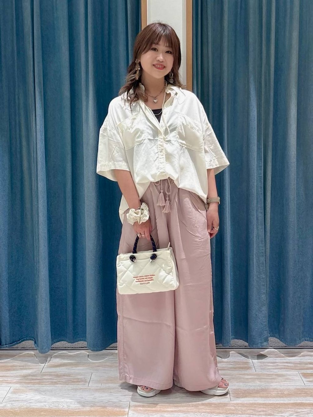 ホワイト系のシャツ/ブラウス、パープル系のその他パンツ、グレー系のサンダルを着用したレディースの春コーディネートの4枚目の写真