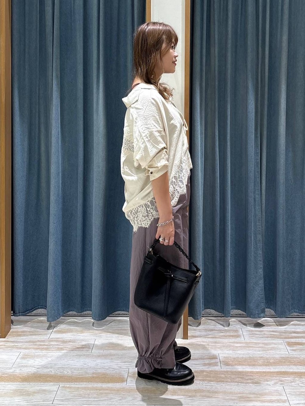 パープル系のその他パンツ、ホワイト系のシャツ/ブラウス、ブラック系のローファーを着用したレディースの秋コーディネートの2枚目の写真