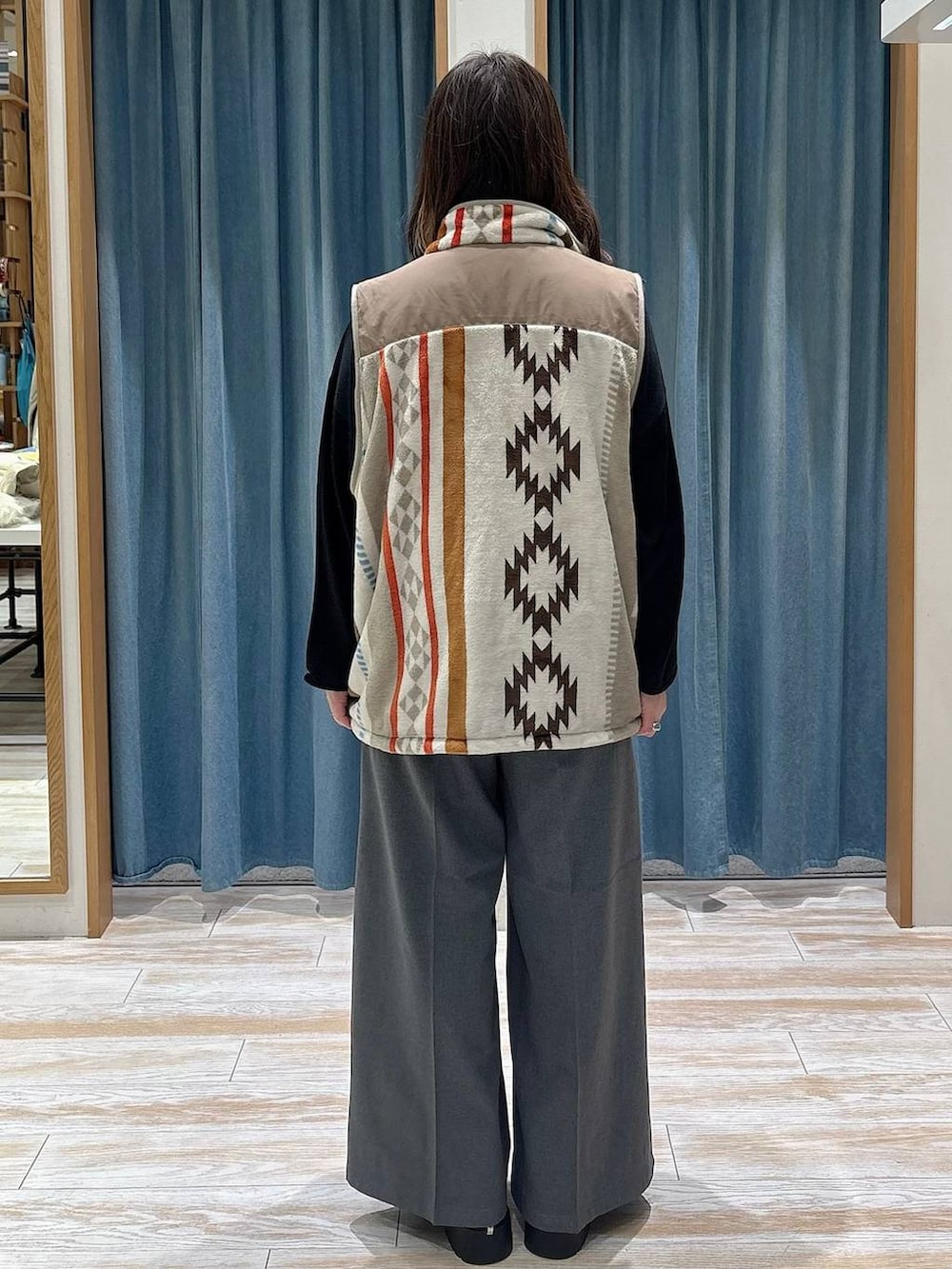 グレー系のその他パンツ、ブラック系のブーツ、ブラック系のニット/セーターを着用したレディースの冬コーディネートの3枚目の写真