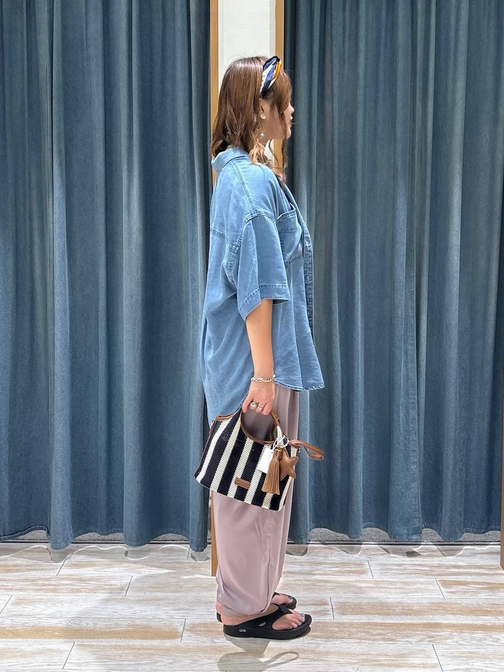 パープル系のその他パンツ、ブルー系のシャツ/ブラウス、ブルー系のショルダーバッグを着用したレディースの夏コーディネートの2枚目の写真