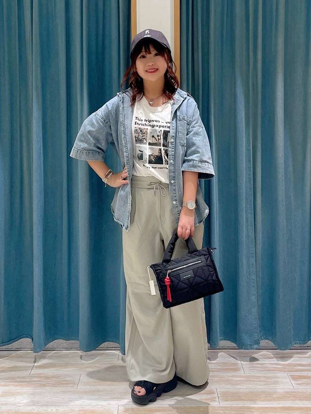 ベージュ系のその他パンツ、ブラック系のショルダーバッグ、ホワイト系のTシャツ/カットソーを着用したレディースの夏コーディネートの4枚目の写真