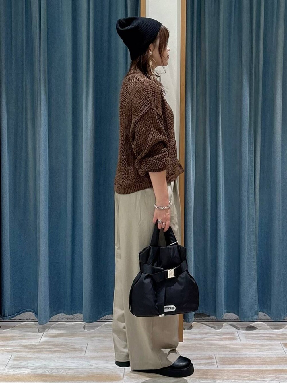 ブラック系のキャミソール、ブラック系のトートバッグ、ベージュ系のその他パンツを着用したレディースの秋コーディネートの2枚目の写真