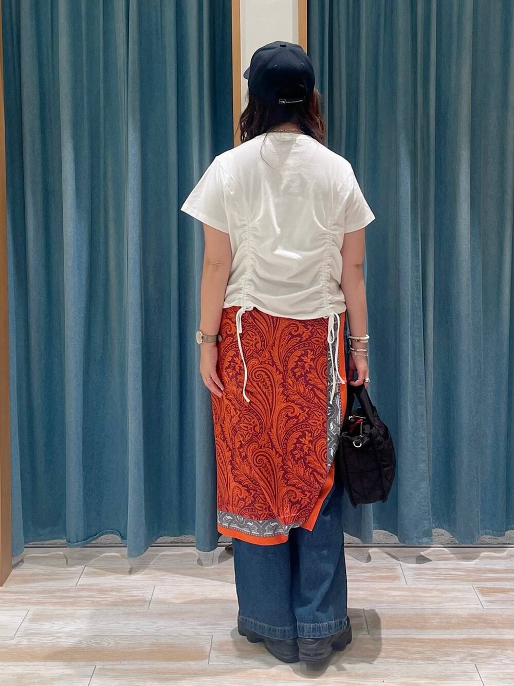 ブルー系のデニムパンツ、ホワイト系のTシャツ/カットソー、レッド系のバンダナ/スカーフを着用したレディースの春コーディネートの3枚目の写真