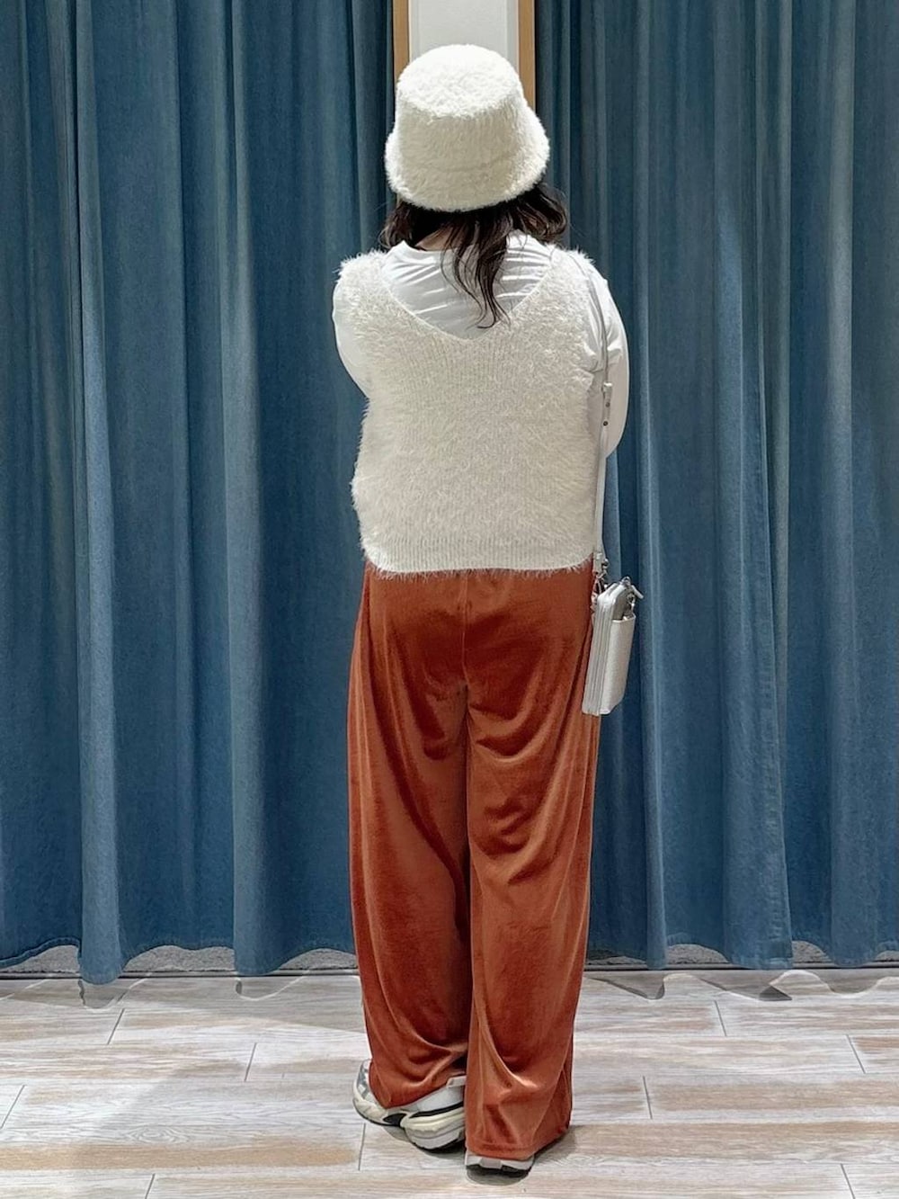 ホワイト系のTシャツ/カットソー、ホワイト系のベスト、レッド系のその他パンツを着用したレディースの秋コーディネートの3枚目の写真