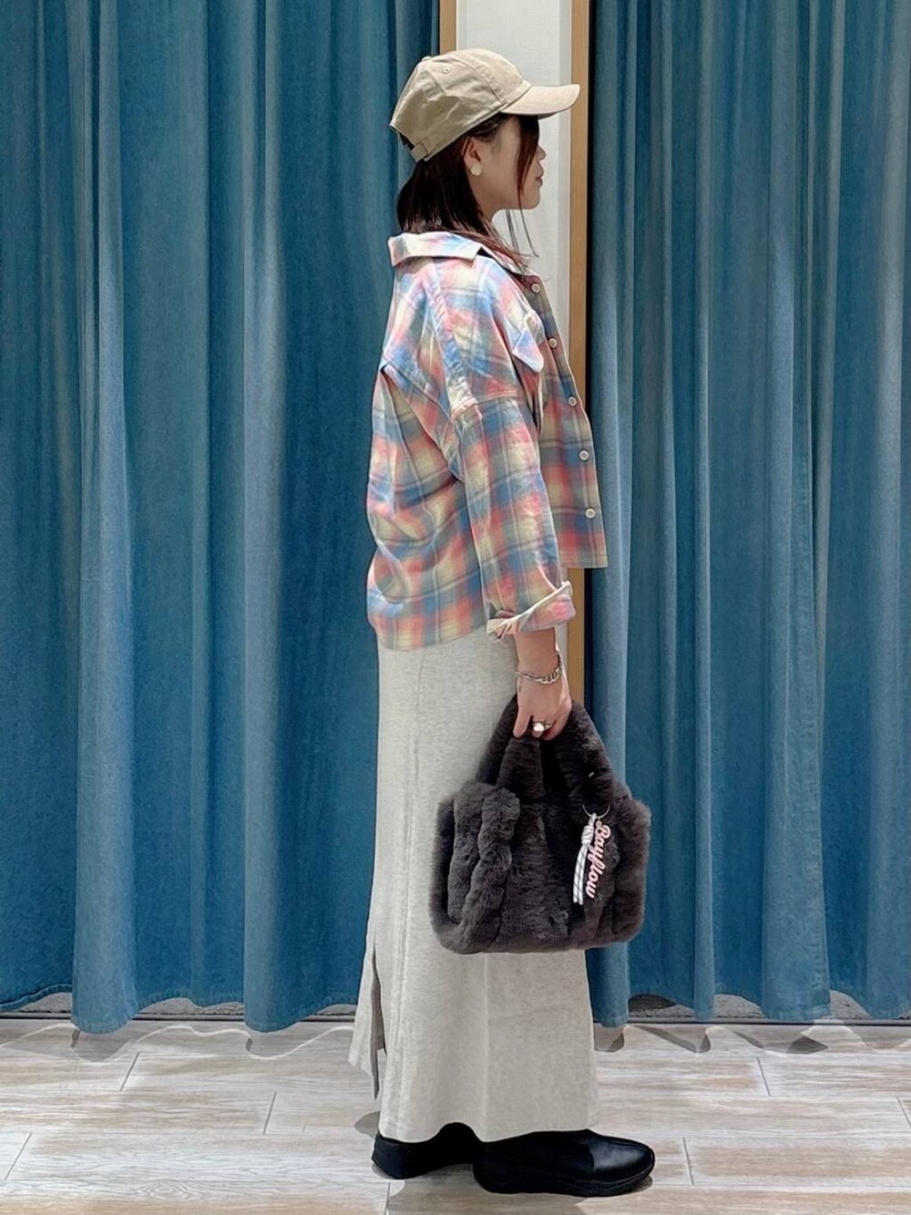 ピンク系のシャツ/ブラウス、グレー系のトートバッグ、ブラック系のブーツを着用したレディースの秋コーディネートの2枚目の写真