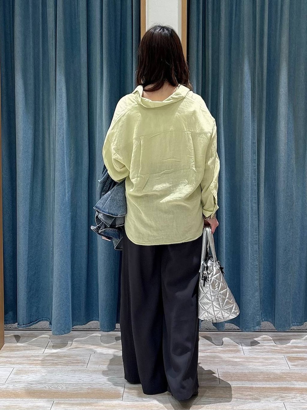 イエロー系のシャツ/ブラウス、ブラック系のローファー、シルバー系のトートバッグを着用したレディースの春コーディネートの3枚目の写真