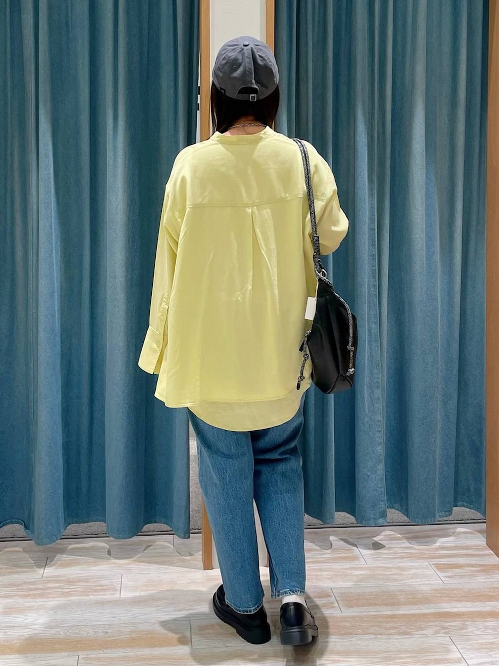 「着痩せ・細見え、差し色コーデ、体型カバー、休日コーデ、ママコーデ、女子会、ゆったり、ヘルシー、BAYFLOW、デートコーデ、春コーデ、春色、シャツ、ベイフローのデニム _BAYFLOW、デニムパンツ」｜「BAYFLOWのLIKEYEETロゴツイルCAP（キャップ、グレー系）」を使った、akariさん（レディース・161cm）の冬コーディネートの3枚目の写真