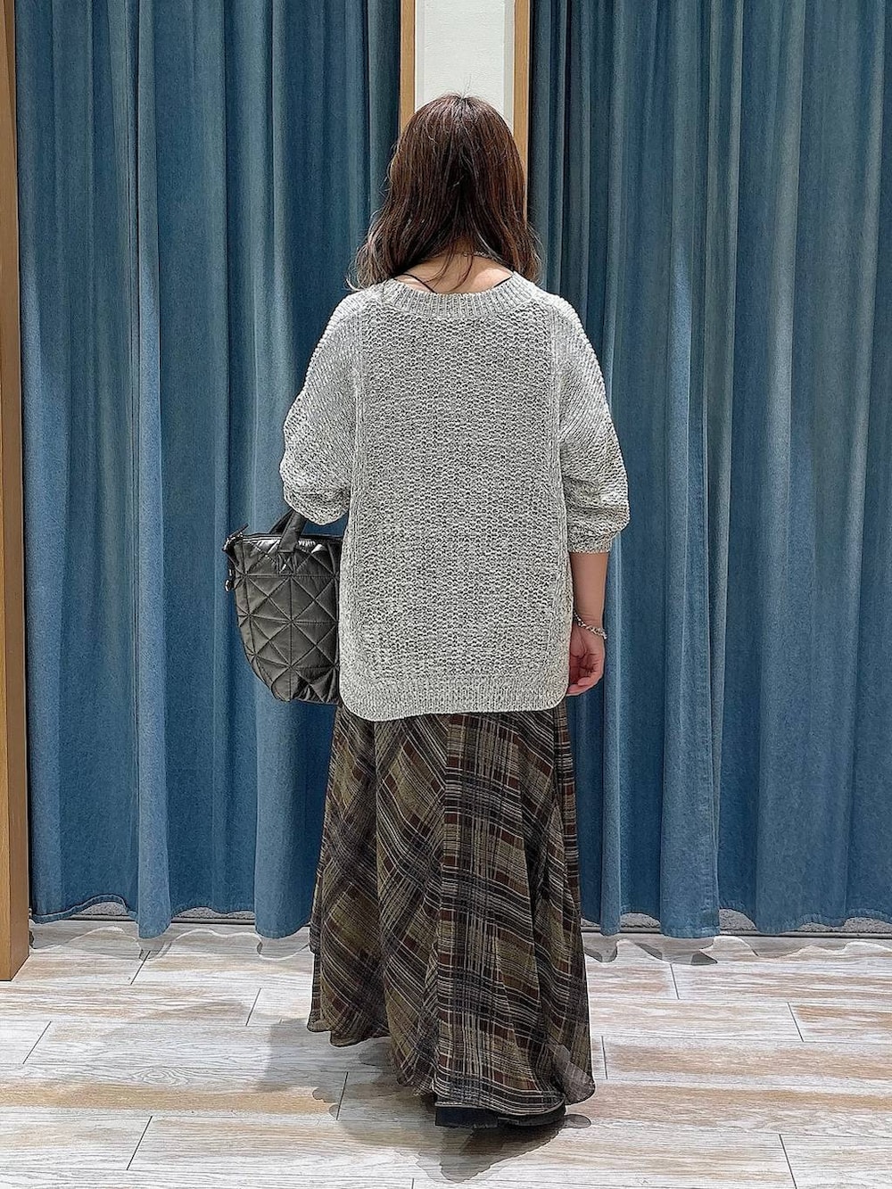 ホワイト系のカーディガン/ボレロ、イエロー系のスカート、ブラック系のローファーを着用したレディースの夏コーディネートの3枚目の写真