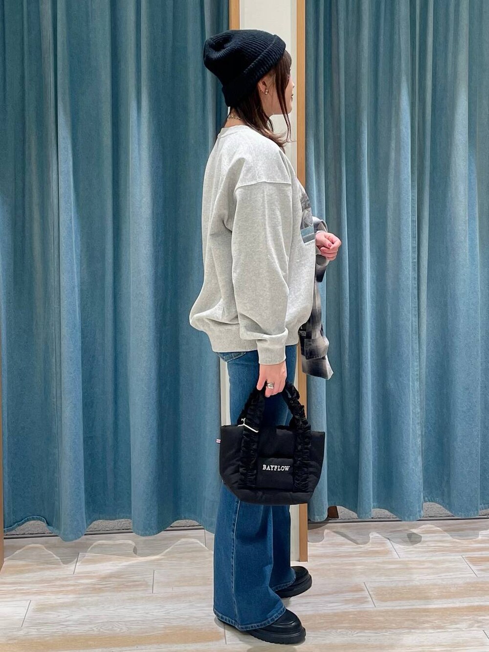 ブラック系のトートバッグ、ブラック系のシャツ/ブラウス、その他のローファーを着用したレディースの冬コーディネートの2枚目の写真